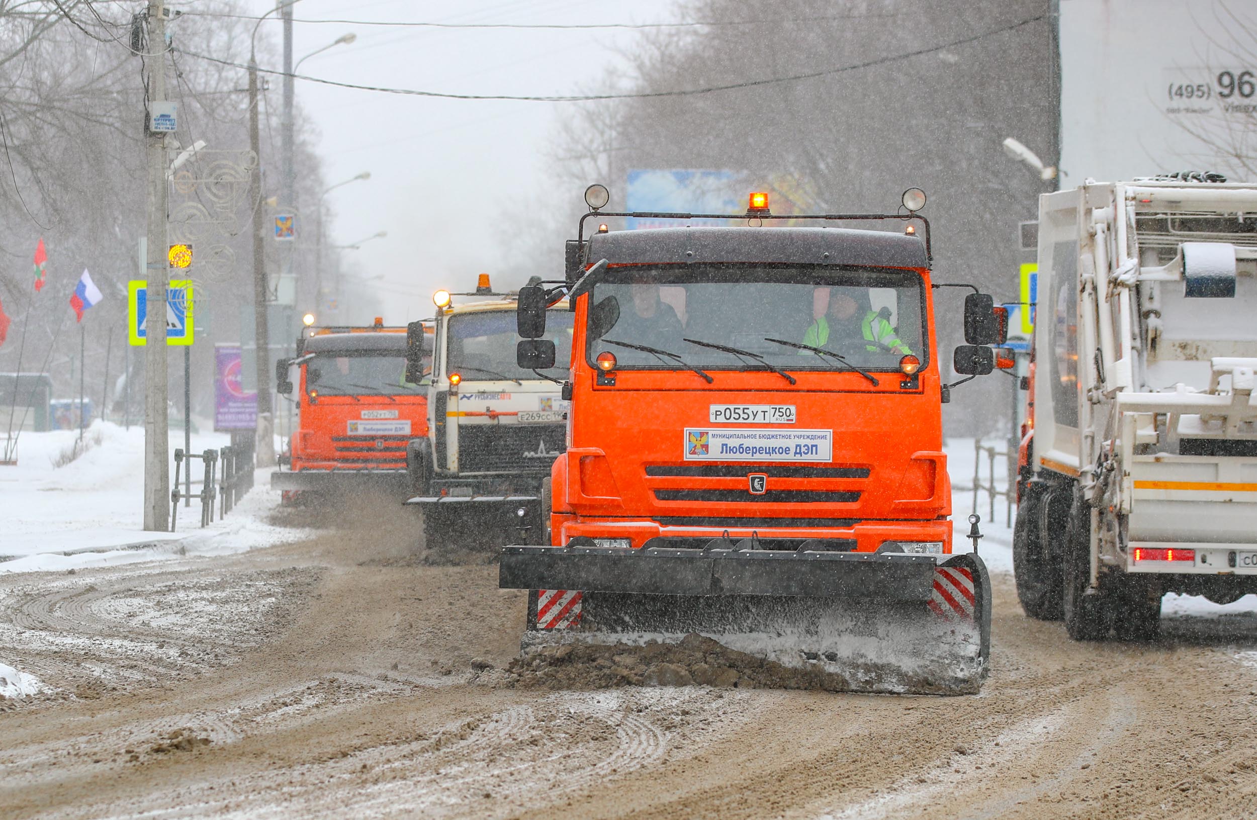 Порядка 1200 рабочих и около 300 единиц техники вышли на уборку снега в  Люберцах | 21.11.2020 | Люберцы - БезФормата